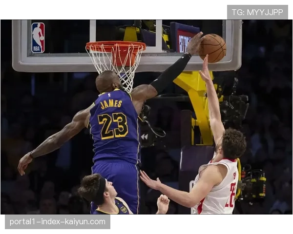 詹姆斯关键三分锁定胜局 湖人老将领袖价值依旧凸显